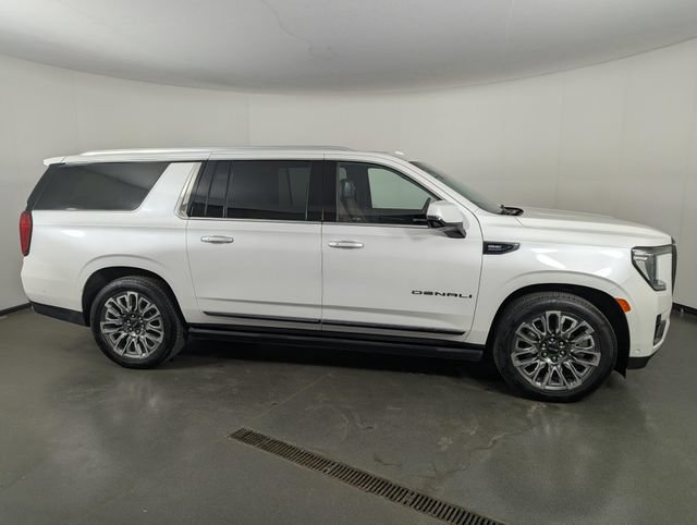Used 2023 GMC Yukon XL Denali Ultimate AWD/4WD image 8