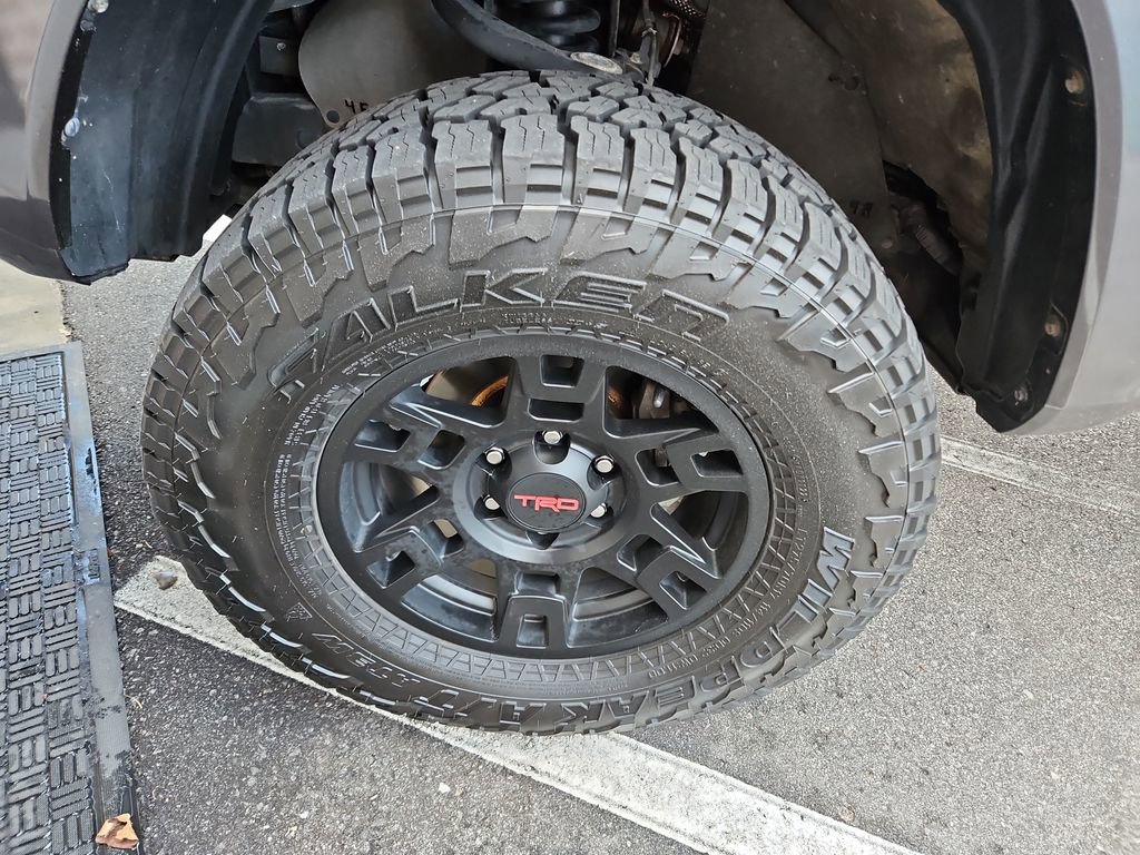 Used 2020 Toyota Tacoma TRD Sport w/ TRD Premium Sport Package AWD/4WD image 33
