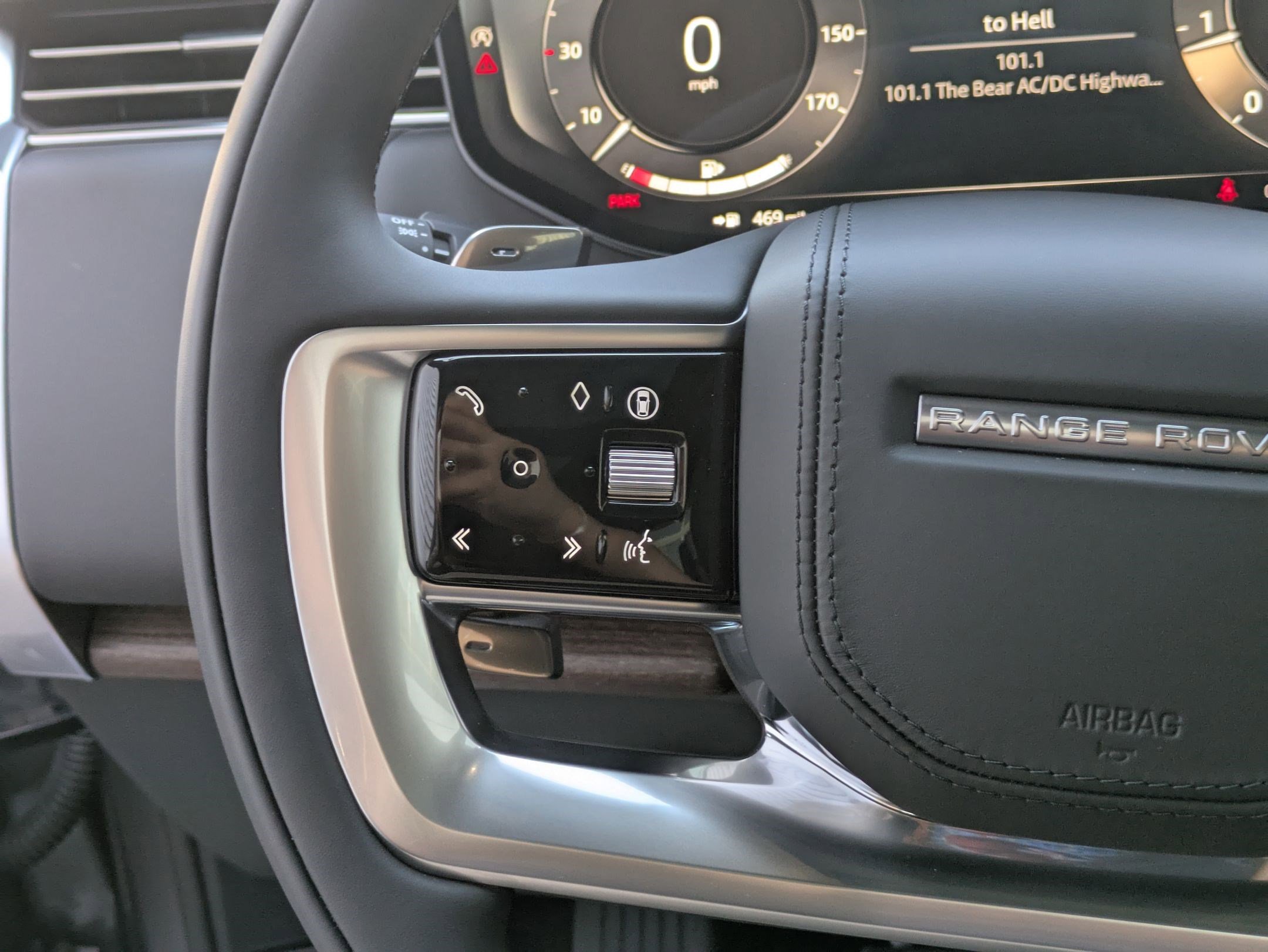 New 2025 Land Rover Range Rover Long Wheelbase SE image 17