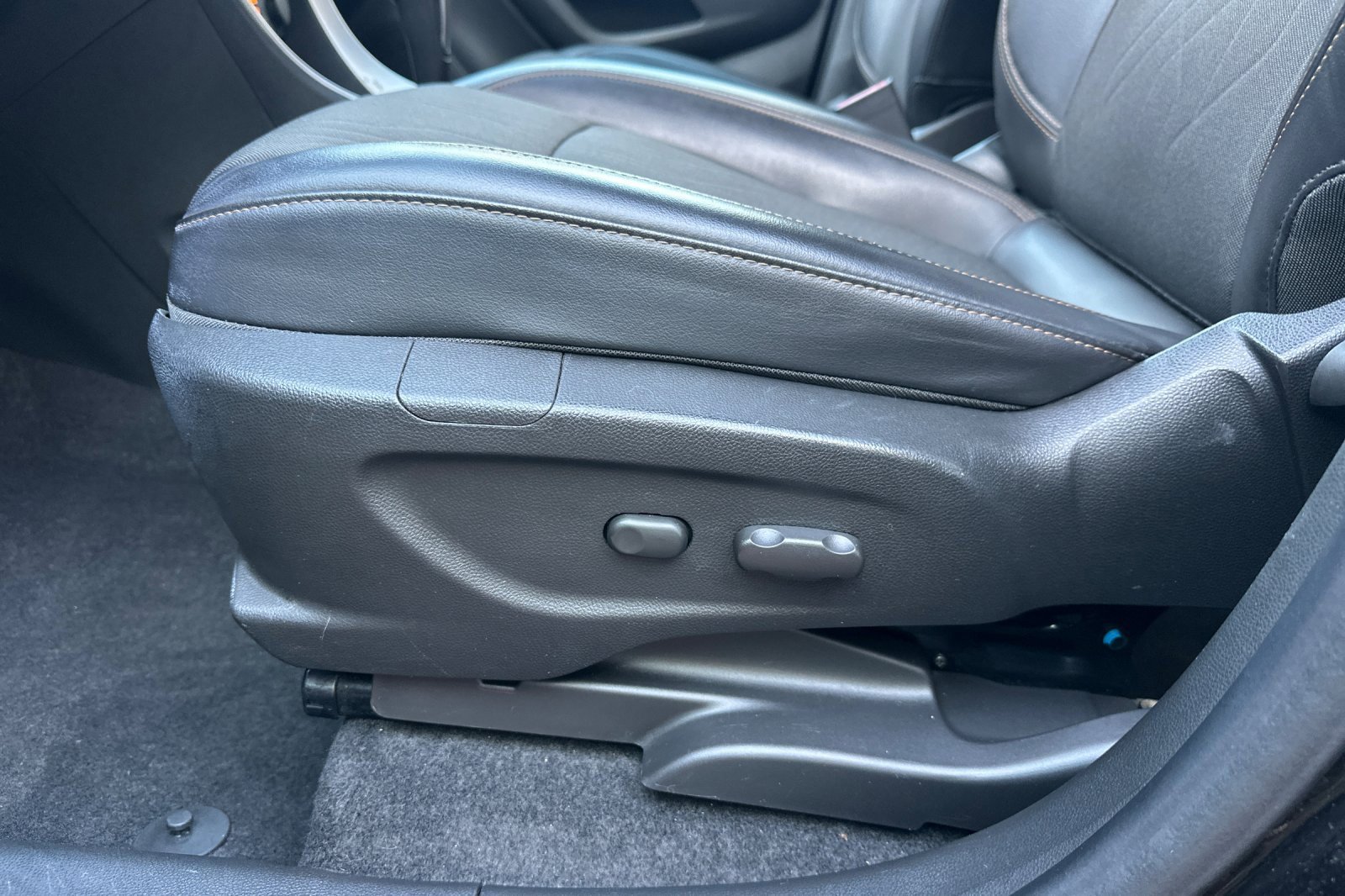 Used 2022 Chevrolet Trax LT w/ LT Convenience Package image 13