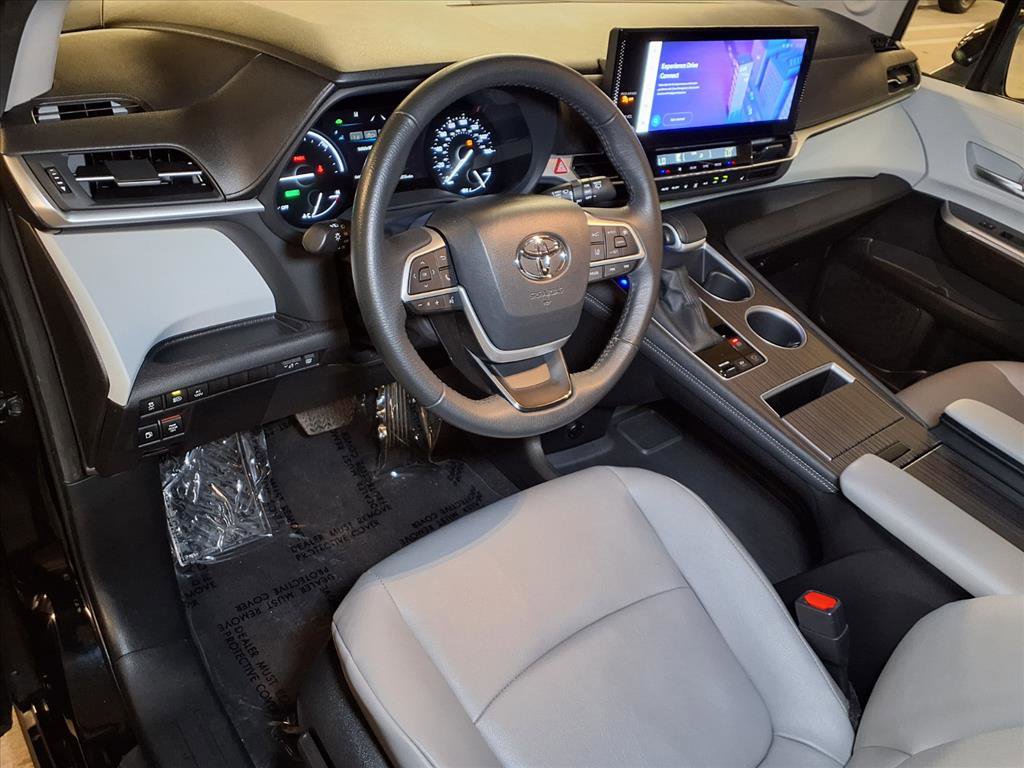 Used 2025 Toyota Sienna XLE image 22