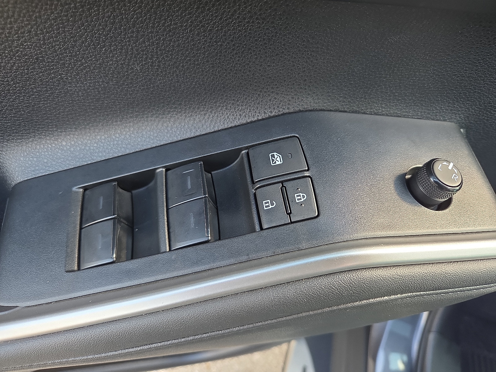 Used 2024 Toyota Highlander XLE AWD/4WD image 15
