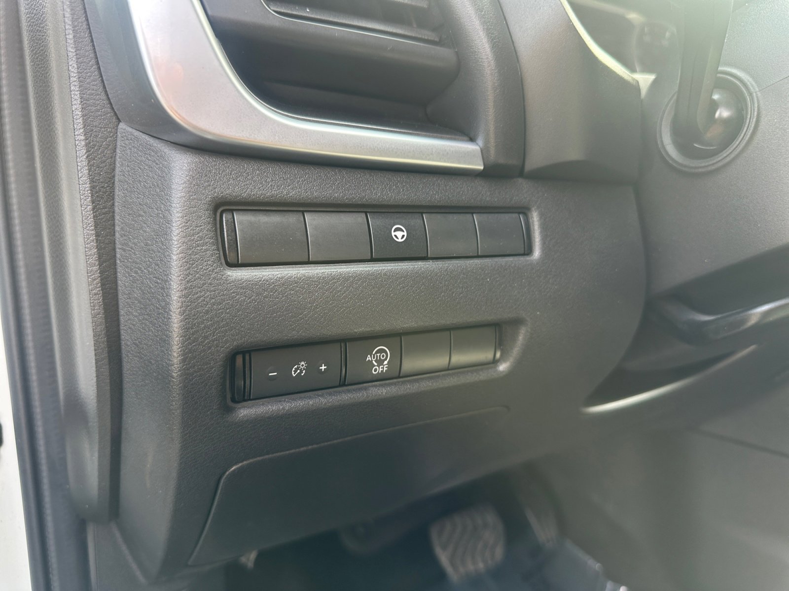 Used 2023 Nissan Rogue SV image 17