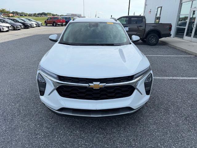Used 2025 Chevrolet Trax LT w/ LT Convenience Package FWD image 3