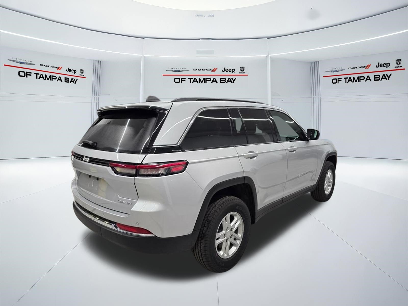 New 2025 Jeep Grand Cherokee Laredo w/ Luxury Tech Group I RWD image 6