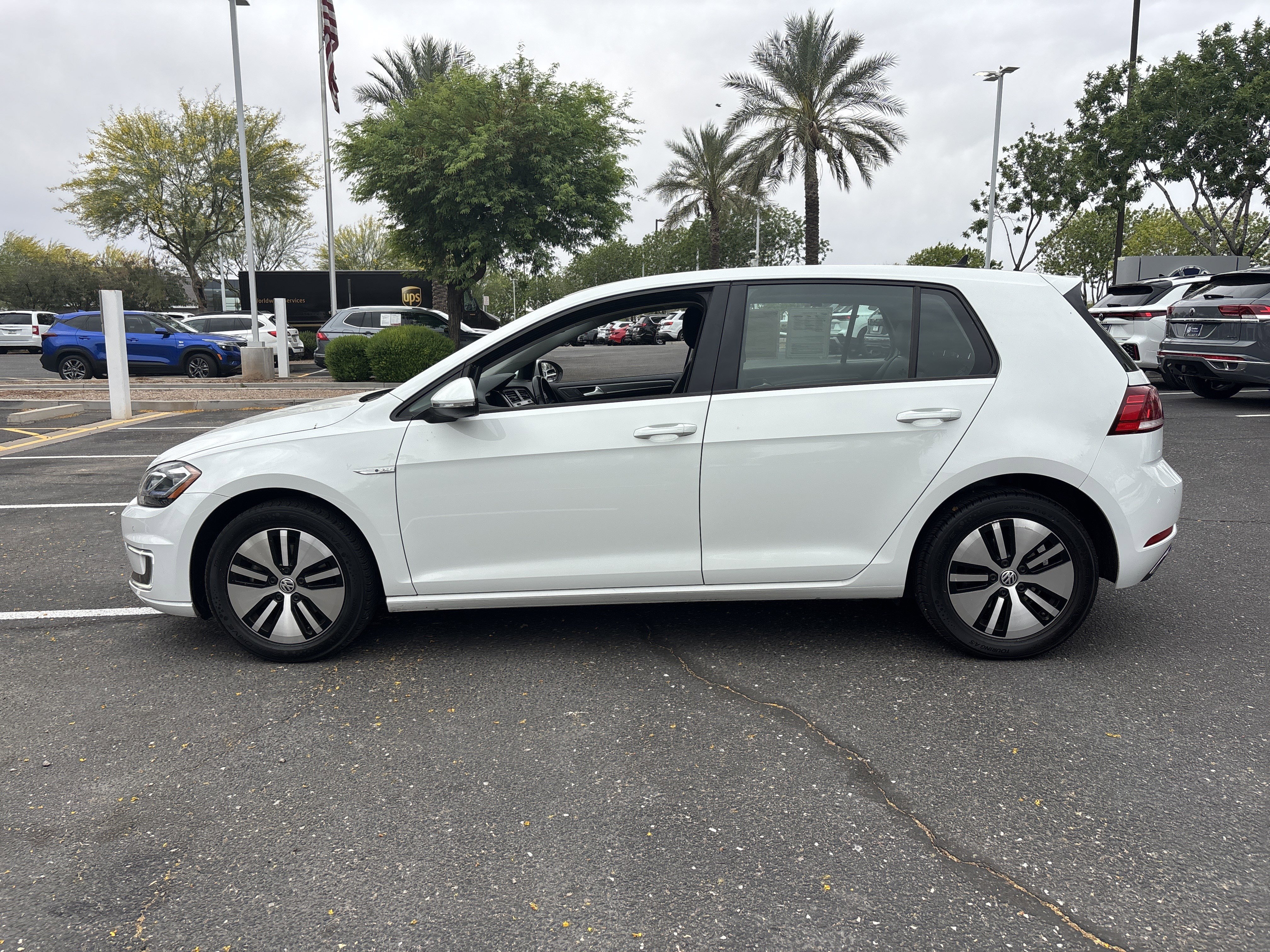 Used 2018 Volkswagen e-Golf SEL Premium image 2