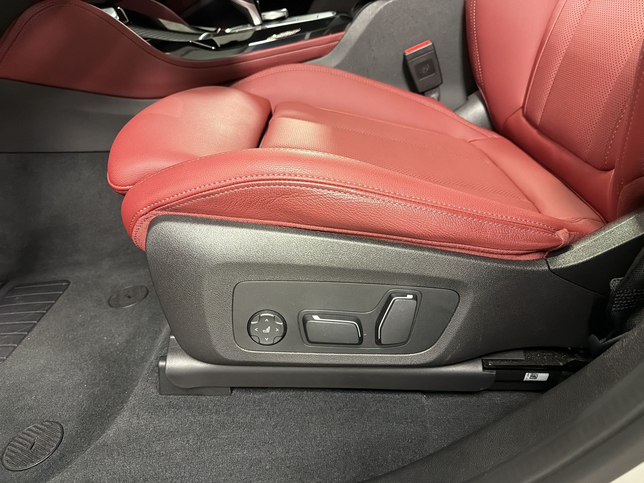 Certified 2025 BMW X4 xDrive30i AWD/4WD image 15