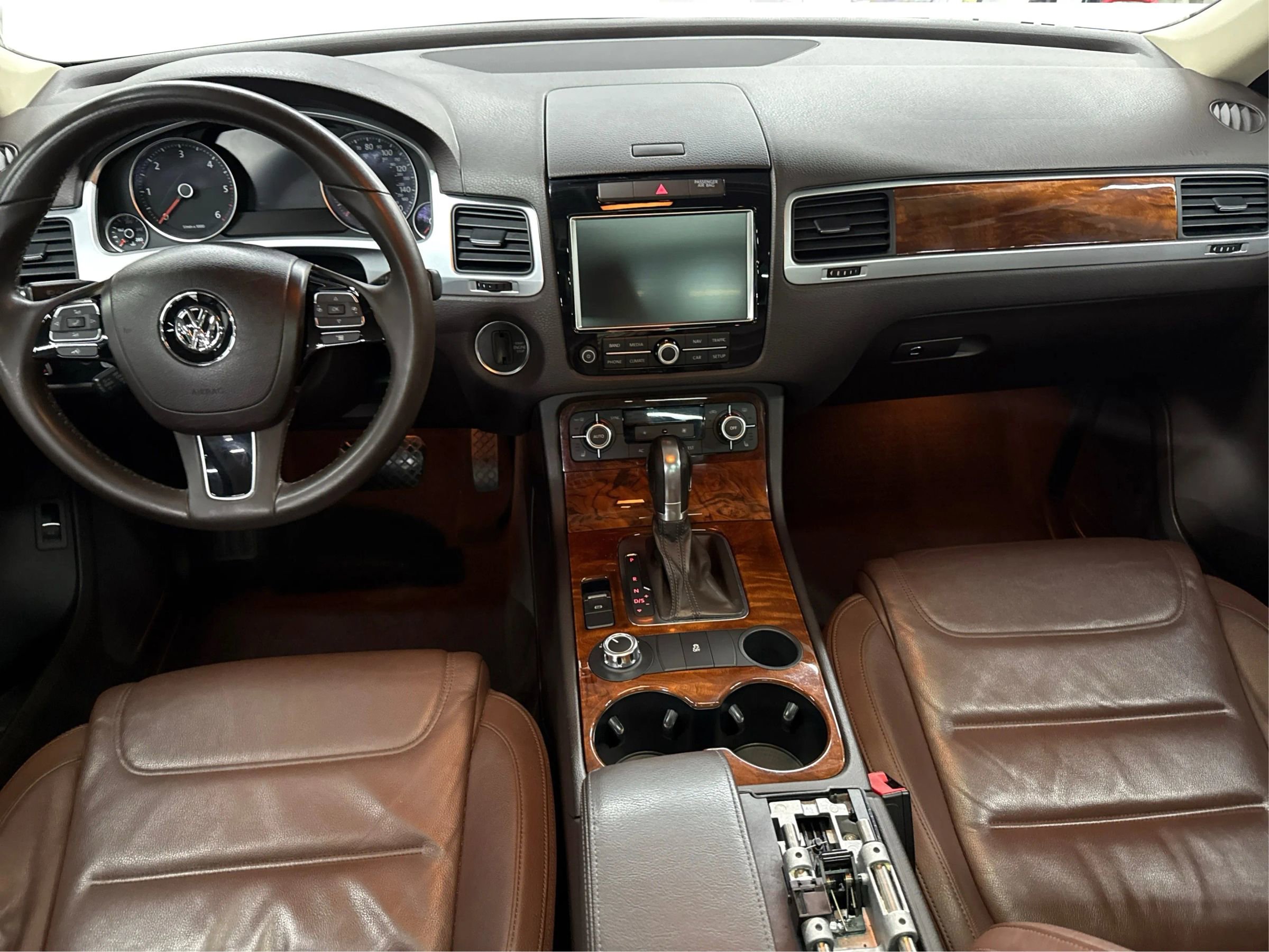 Used 2013 Volkswagen Touareg TDI image 18