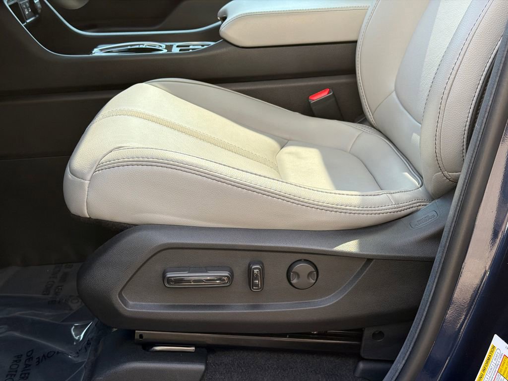 Certified 2025 Honda Pilot Touring image 17