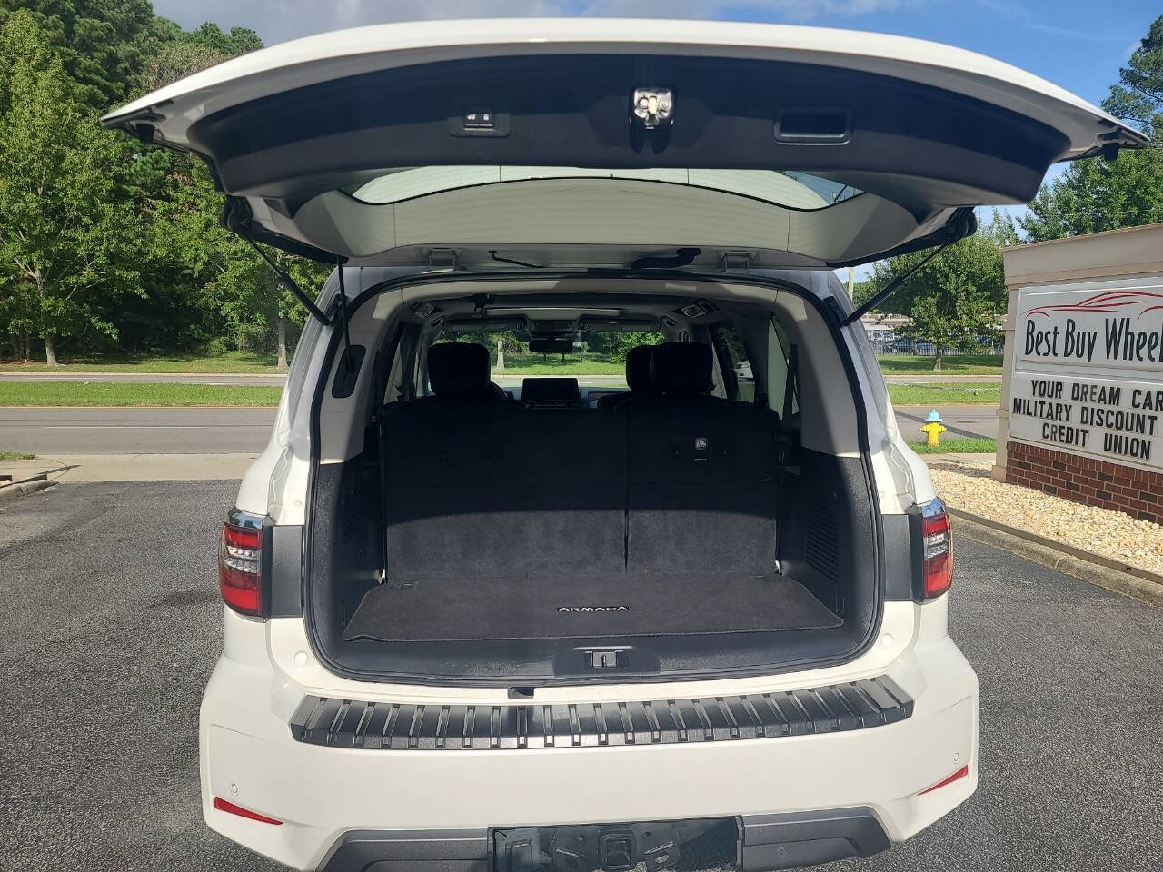 Used 2021 Nissan Armada SL w/ Captain's Chairs Package image 34