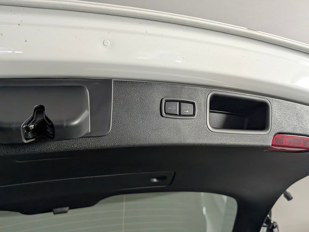 New 2026 Porsche Macan image 17