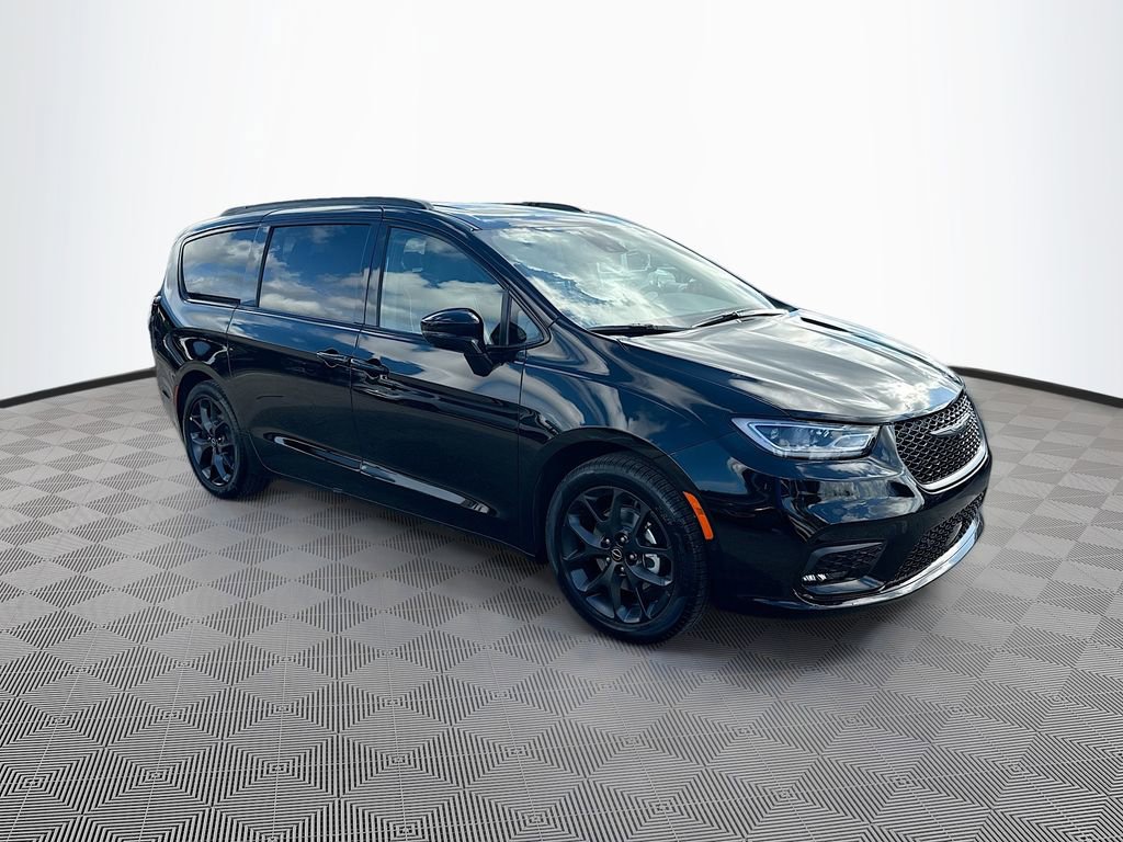 New 2026 Chrysler Pacifica Limited w/ S Appearance Package image 3