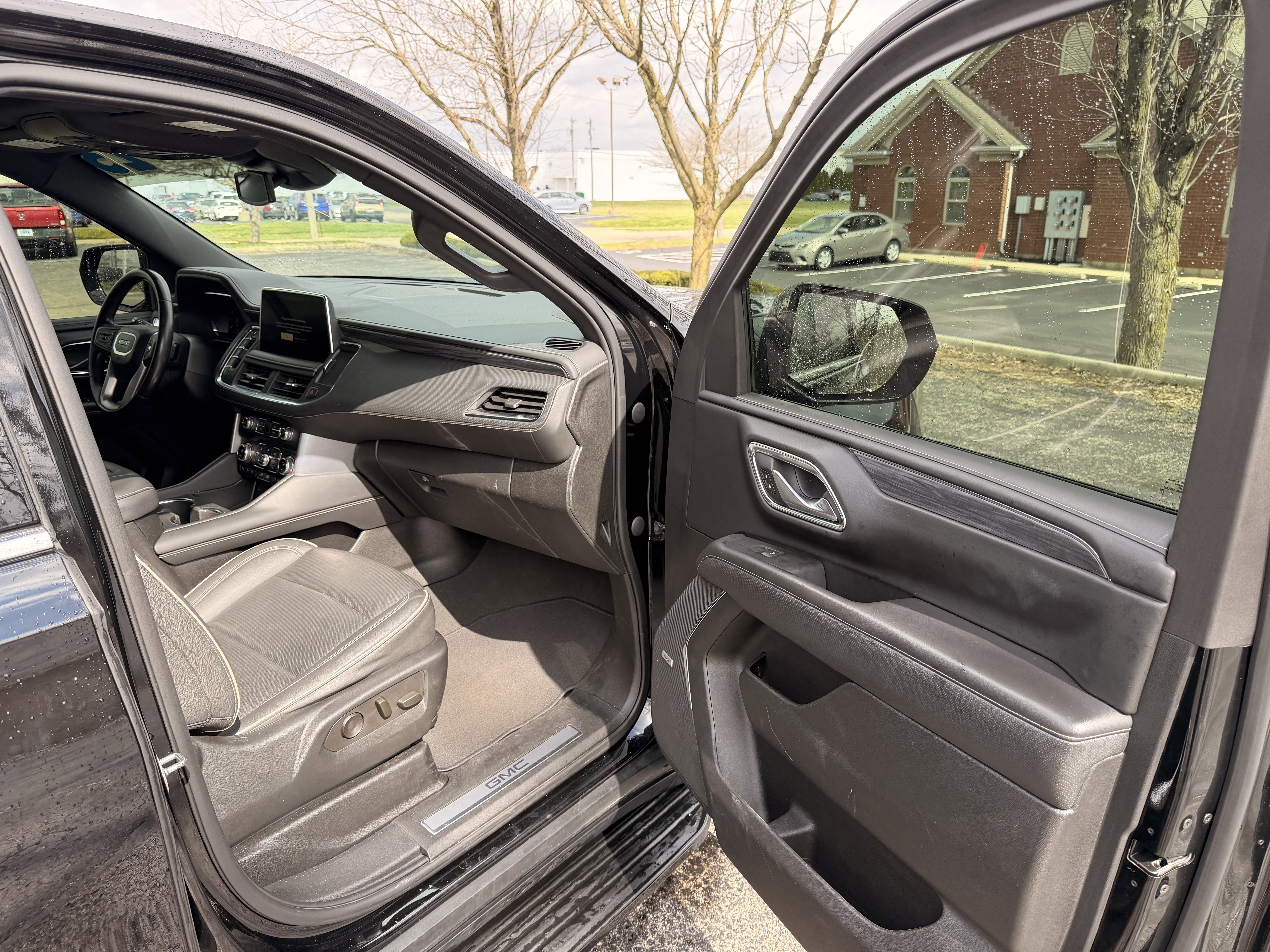 Used 2023 GMC Yukon SLT image 15