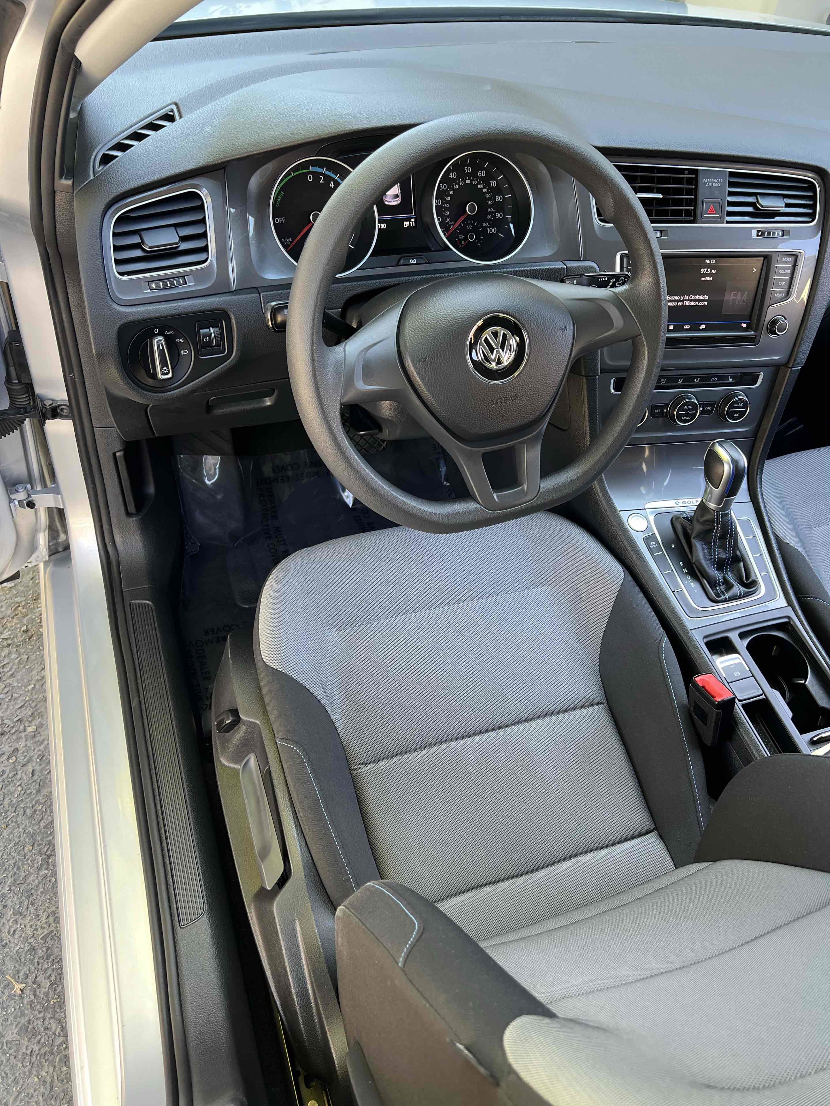 Used 2016 Volkswagen e-Golf SE w/ DC Fast Charging Package image 27