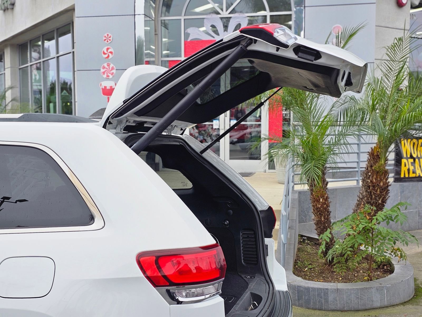 Used 2020 Jeep Grand Cherokee Limited w/ Luxury Group II image 8