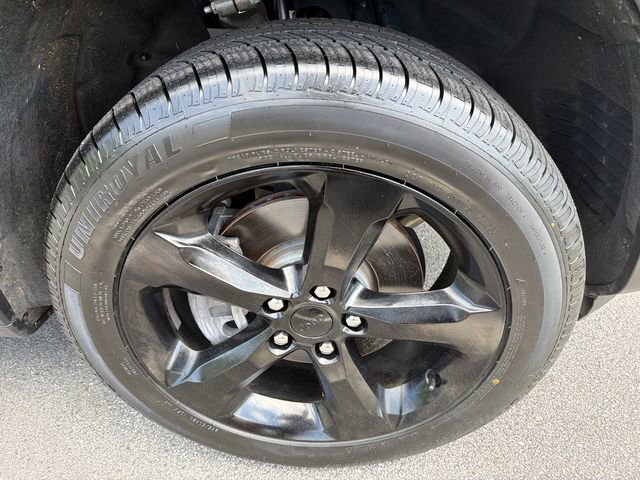 Used 2023 Jeep Grand Cherokee L Laredo RWD image 12