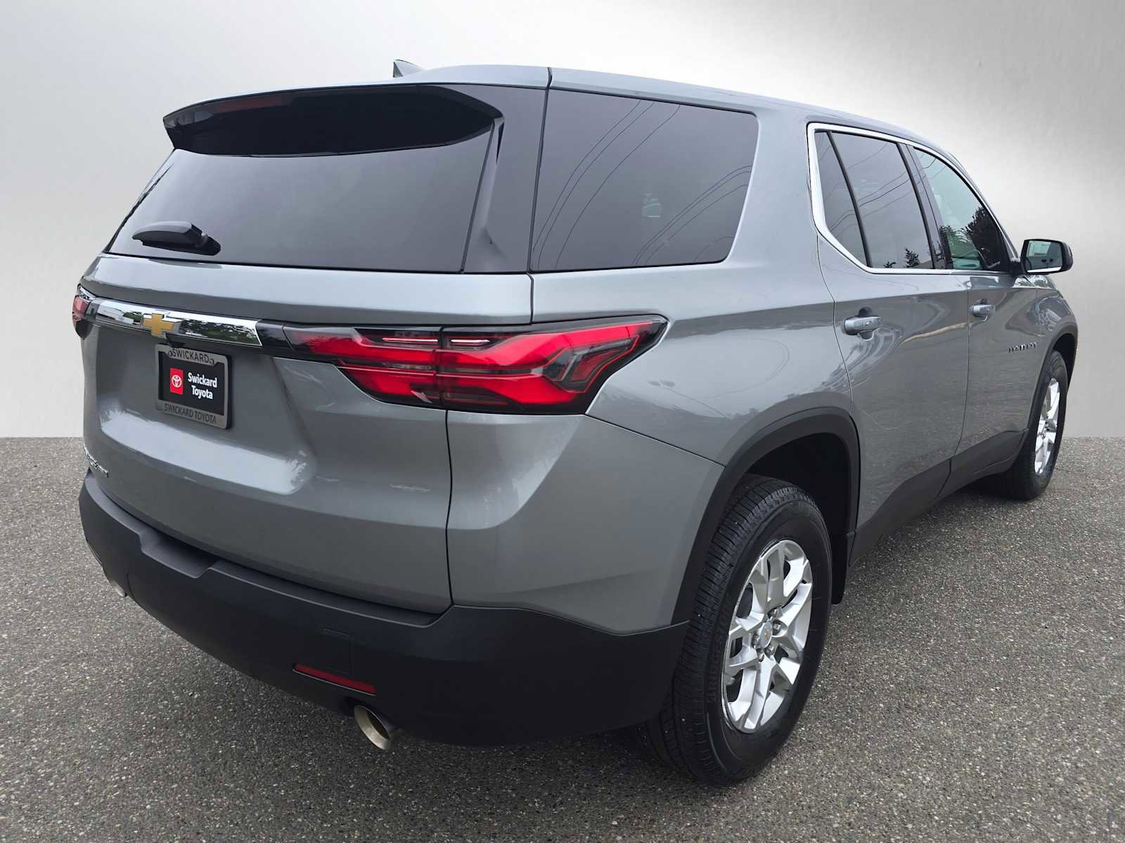 Used 2023 Chevrolet Traverse LS AWD/4WD image 3