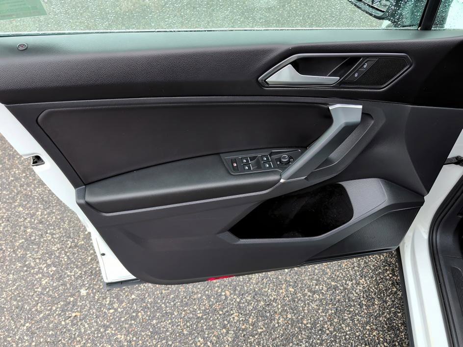 Used 2018 Volkswagen Tiguan SE image 16