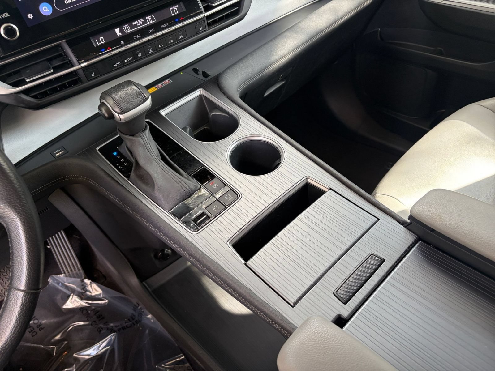 Used 2025 Toyota Sienna XLE FWD image 44