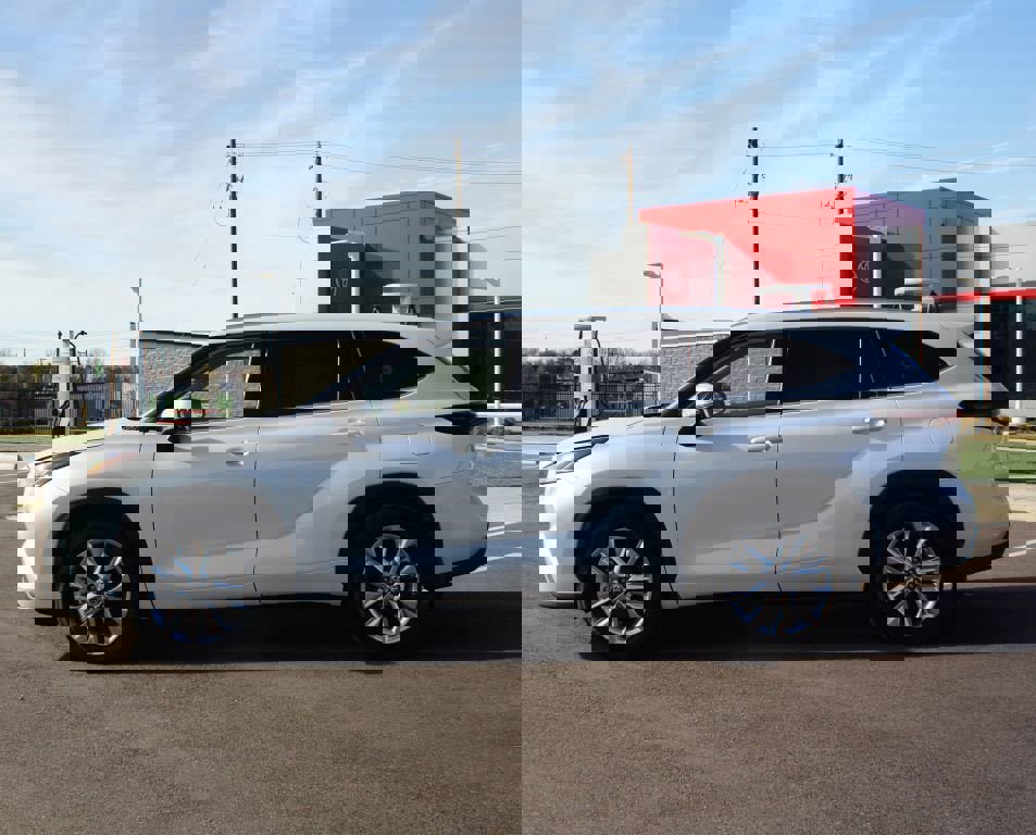 Used 2025 Toyota Highlander Limited image 13