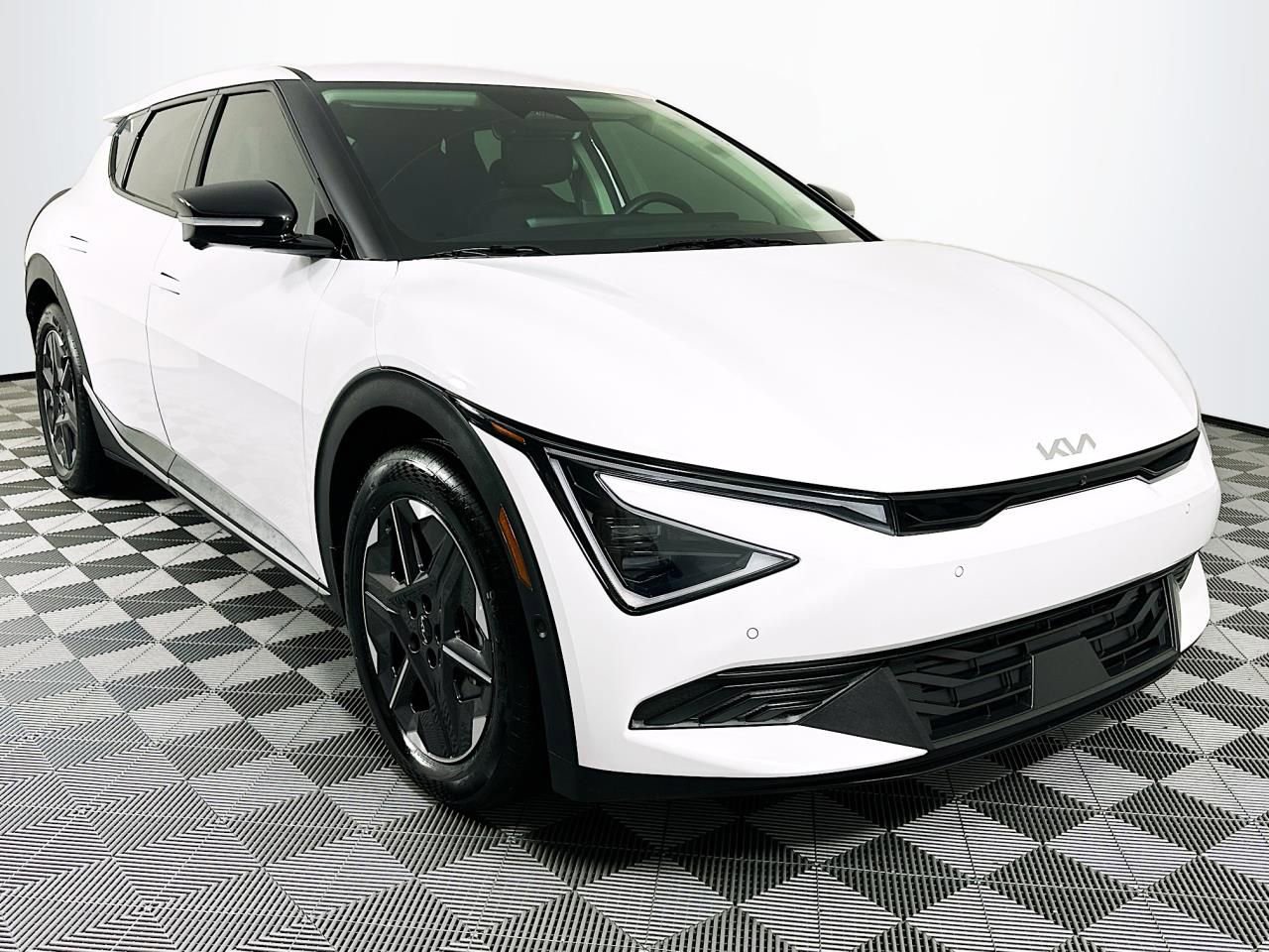 Used 2025 Kia EV6 Light w/ Light LR Technology Package RWD image 29