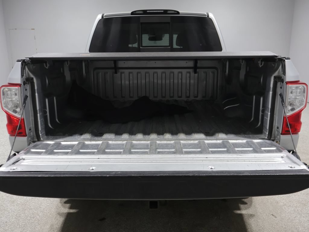 Used 2017 Nissan Titan SV AWD/4WD image 5