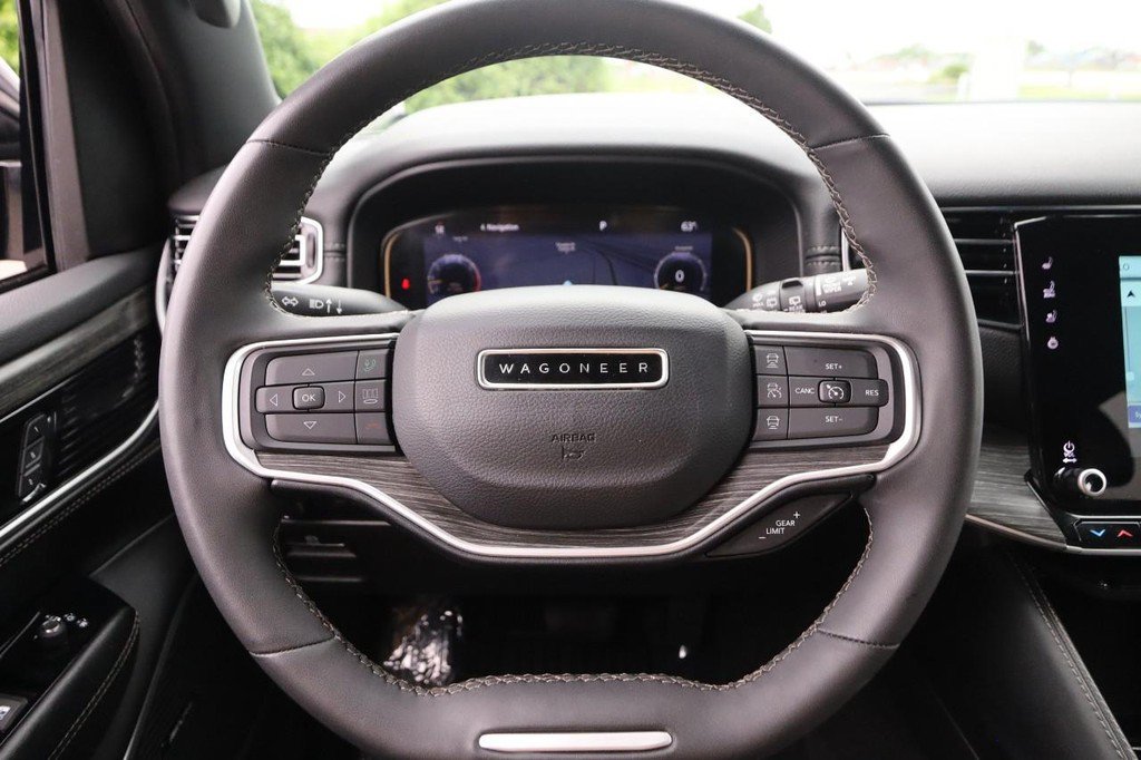 Used 2023 Jeep Wagoneer L Series II AWD/4WD image 13