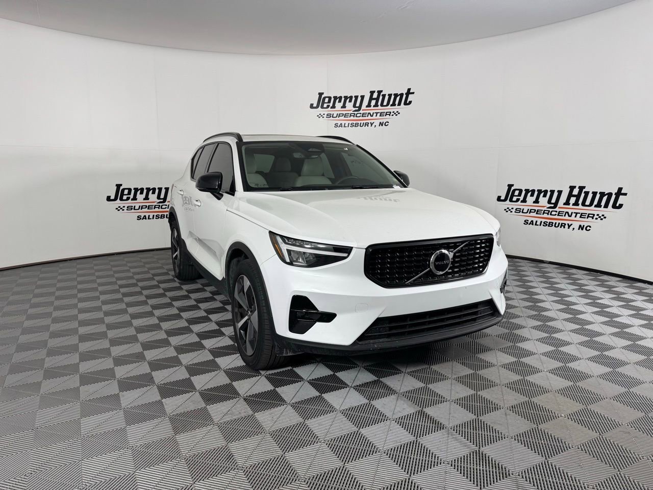 Used 2023 Volvo XC40 B5 Plus w/ Protection Package Premier image 8