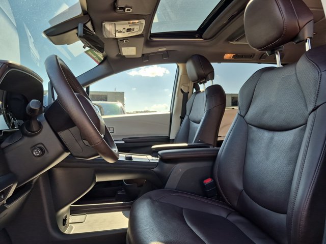 Used 2024 Toyota Sienna Platinum AWD/4WD image 17
