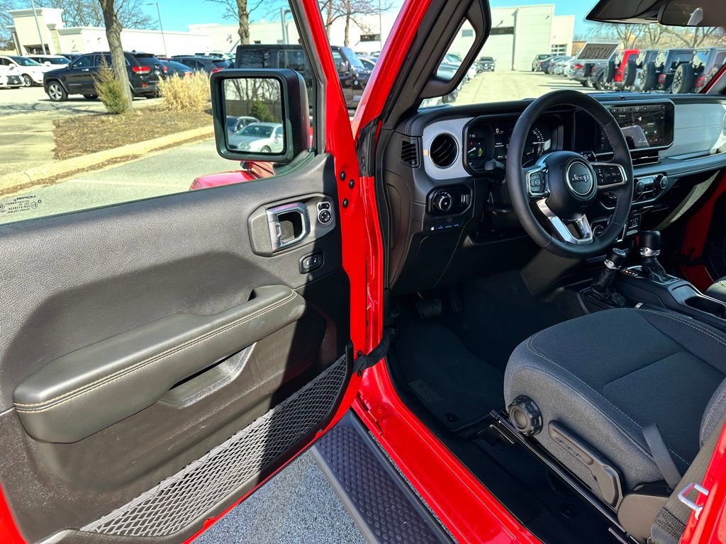 Used 2025 Jeep Wrangler Unlimited Sahara image 16