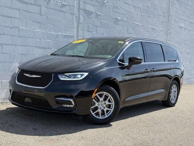 Used 2024 Chrysler Pacifica Touring-L FWD image 1