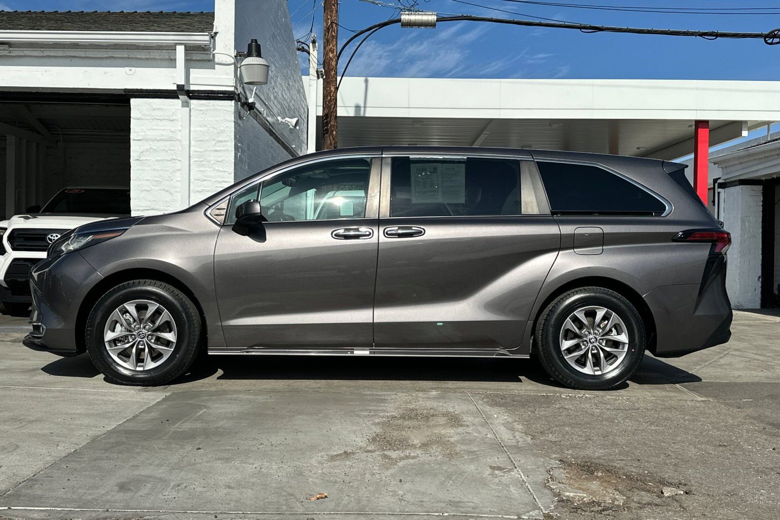 Certified 2022 Toyota Sienna XLE image 7