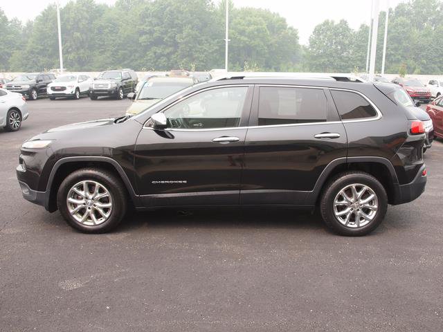 Used 2016 Jeep Cherokee Latitude w/ Cold Weather Group AWD/4WD image 3
