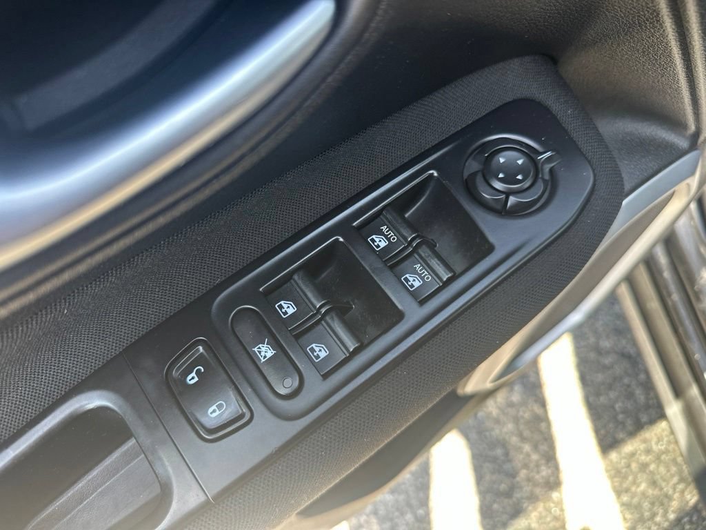 Used 2018 Jeep Renegade Latitude AWD/4WD image 16