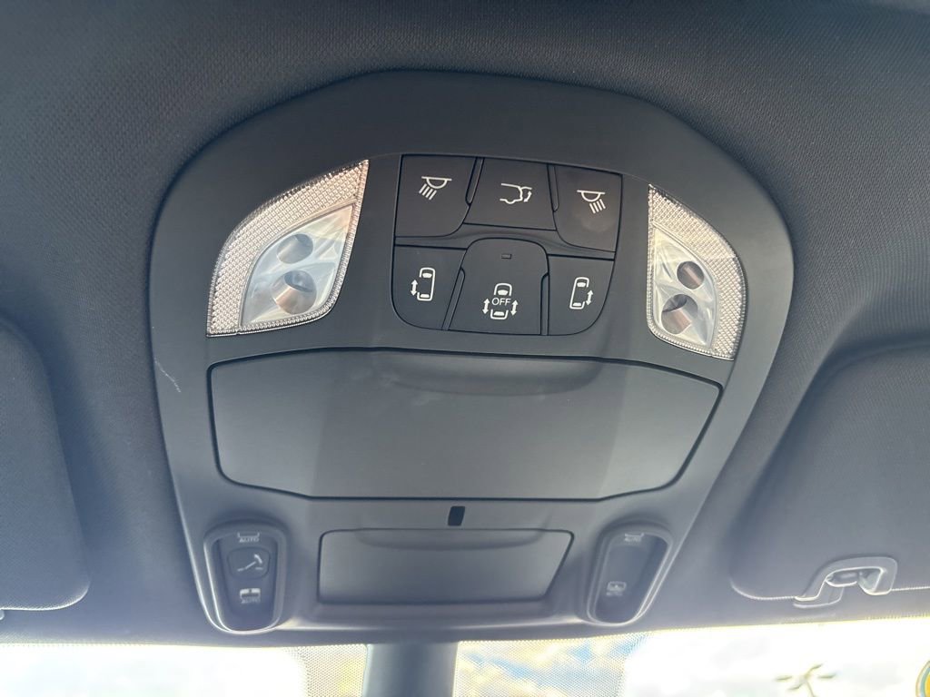 Used 2025 Chrysler Pacifica Limited image 41