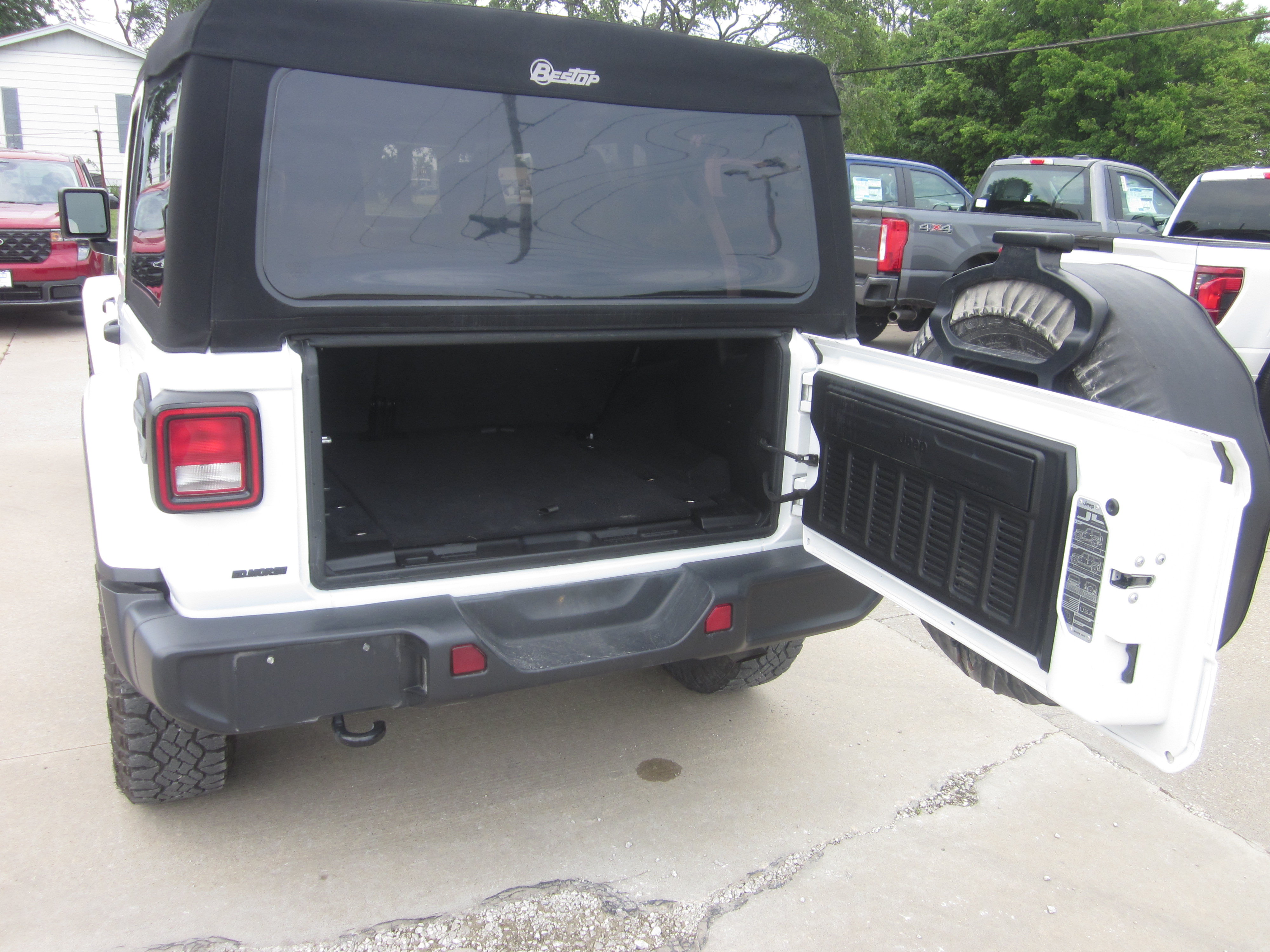 Used 2019 Jeep Wrangler Unlimited Sahara AWD/4WD image 8