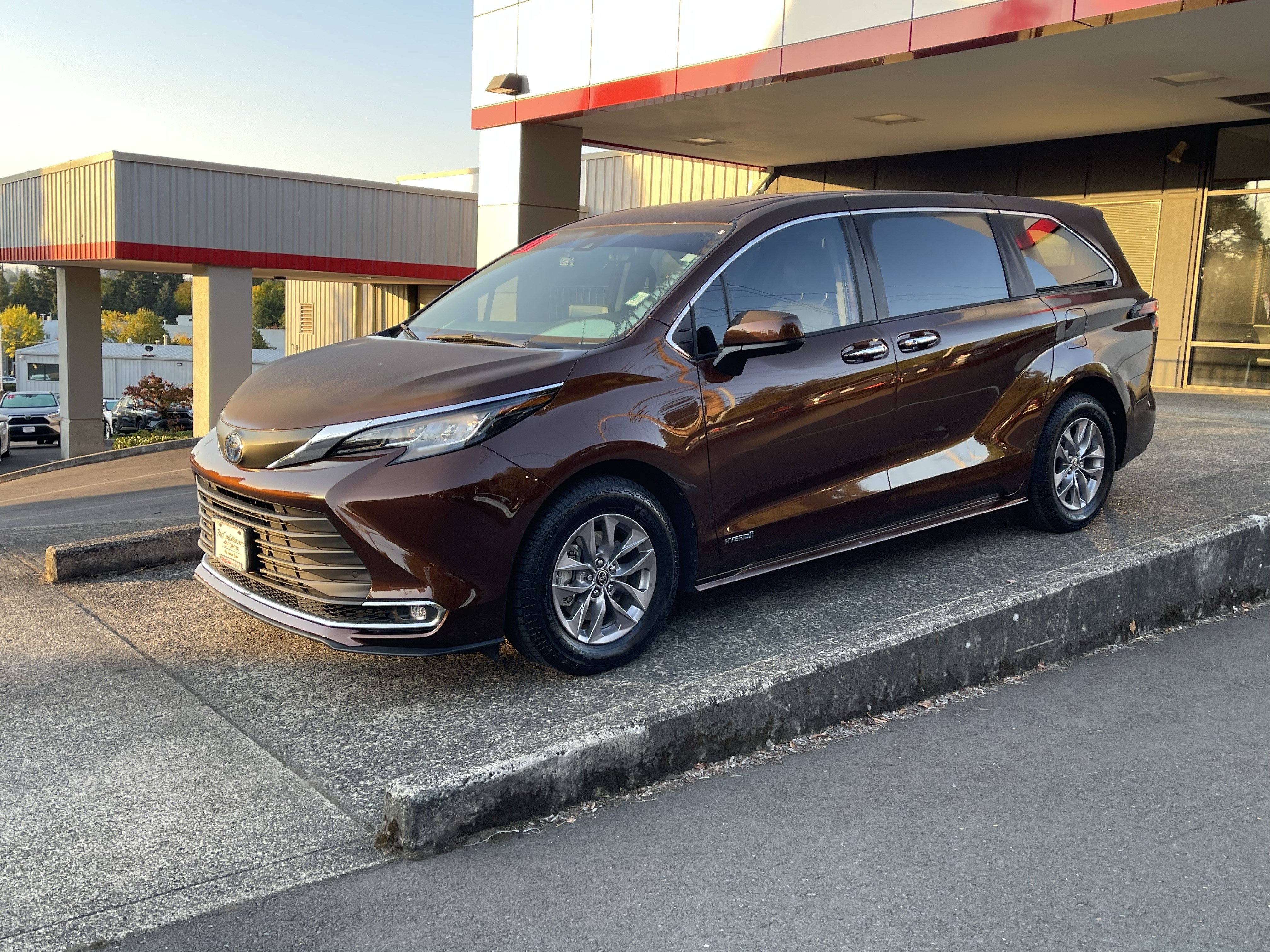 Certified 2021 Toyota Sienna XLE AWD/4WD image 5
