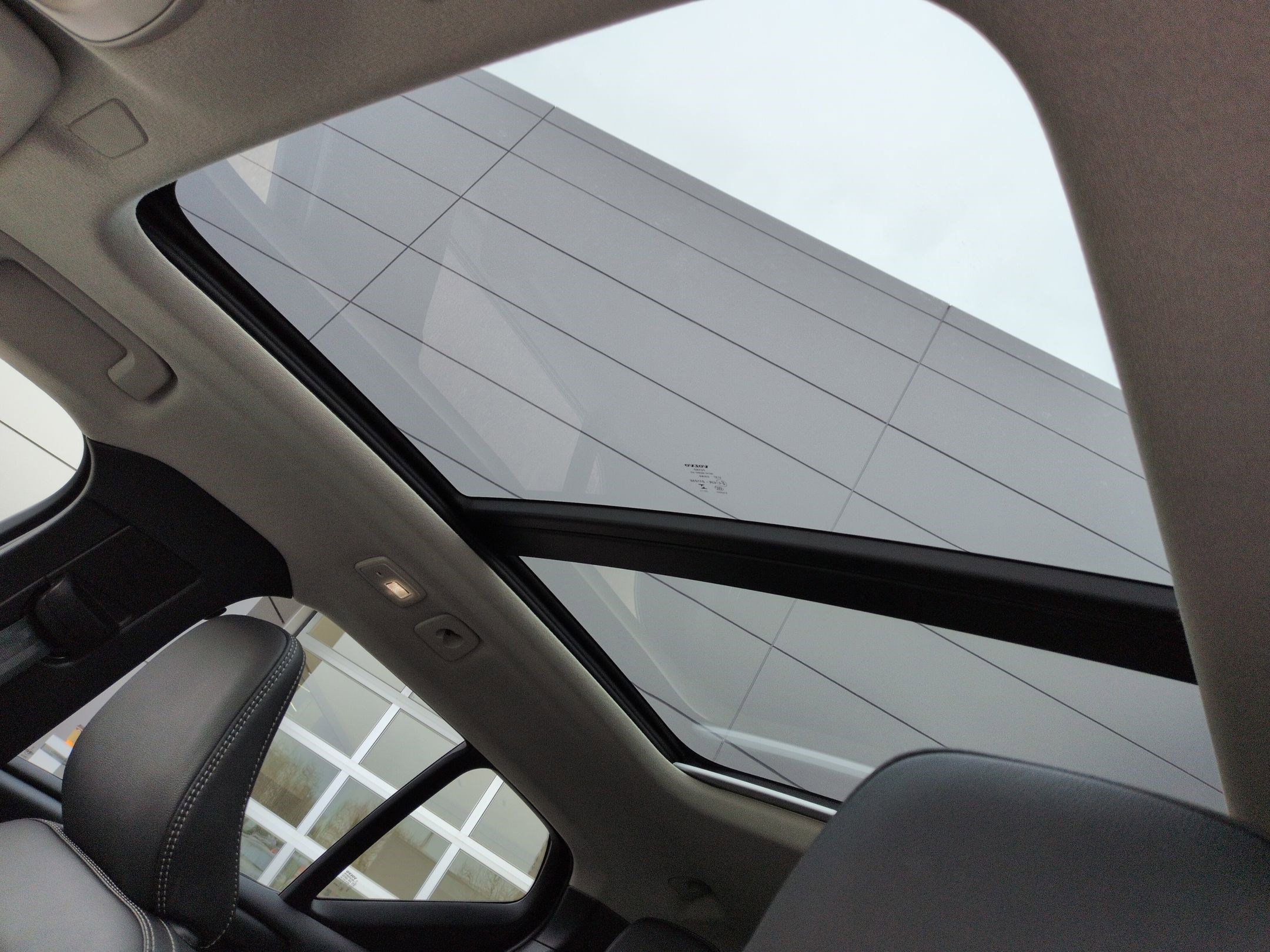 Certified 2023 Volvo XC40 B5 Ultimate w/ Climate Package image 16