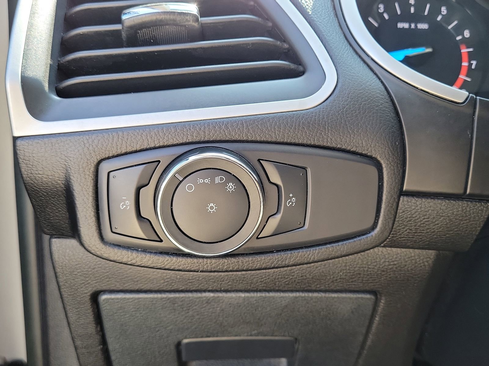 Used 2015 Ford Edge SEL AWD/4WD image 18