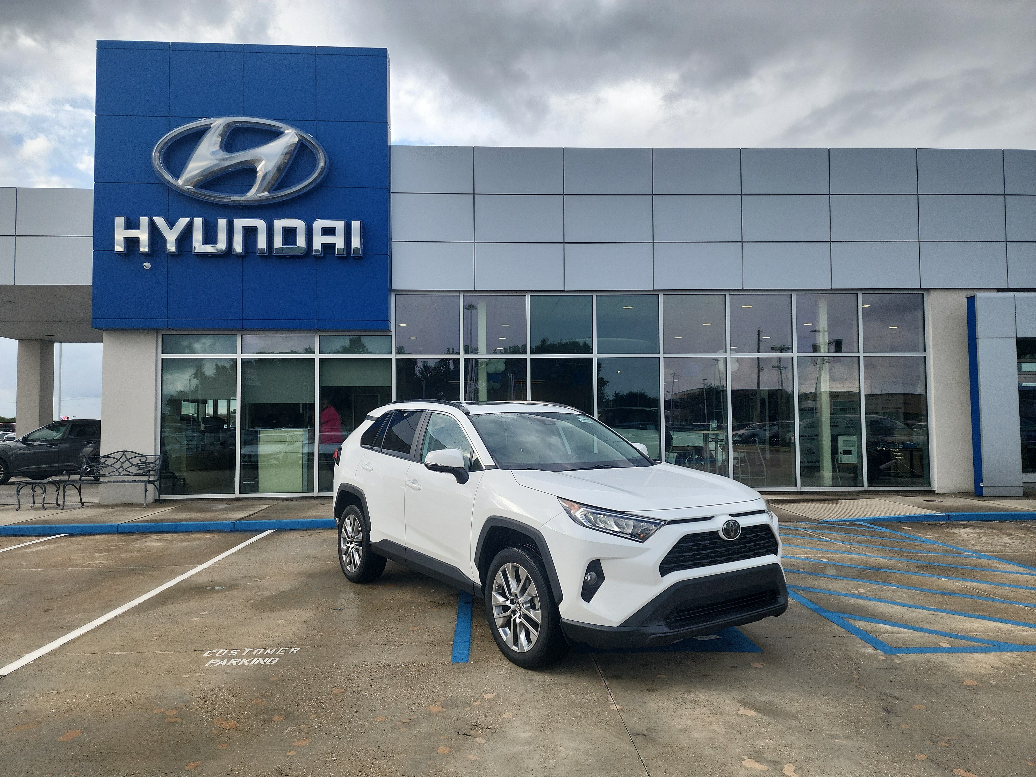 Used 2019 Toyota RAV4 XLE Premium FWD image 1