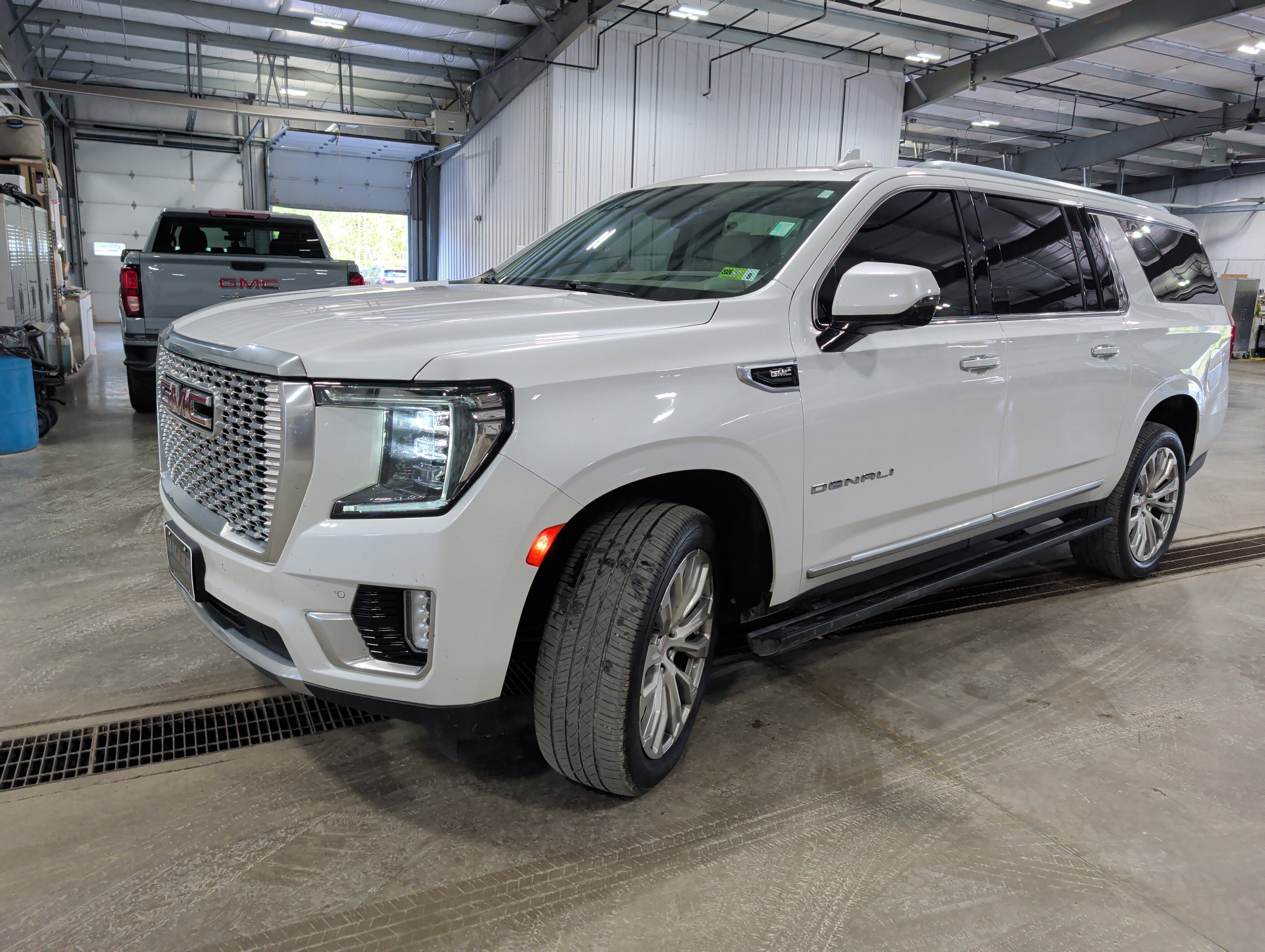 Used 2023 GMC Yukon XL Denali AWD/4WD image 6