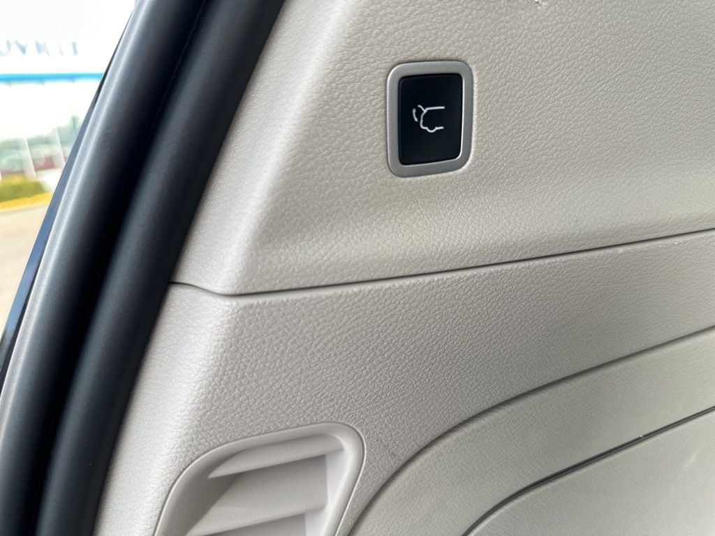 Used 2023 Chrysler Pacifica Touring-L image 10