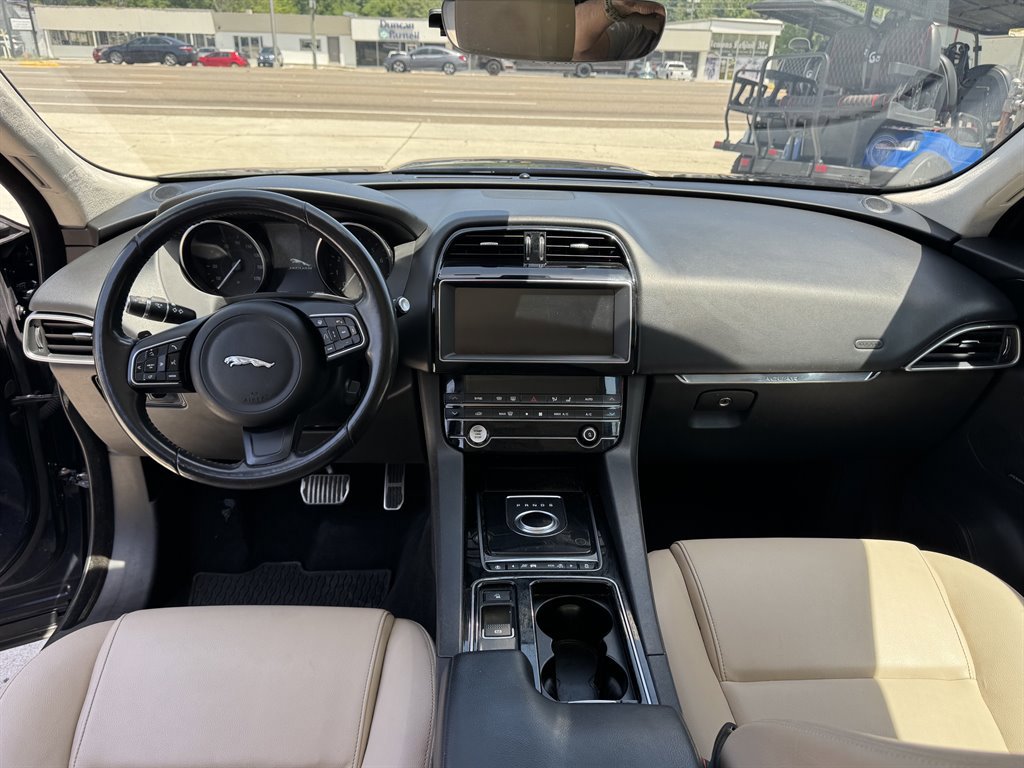 Used 2019 Jaguar F-PACE Premium image 11