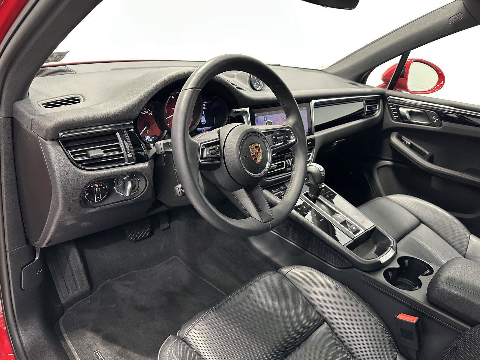 Certified 2025 Porsche Macan image 4