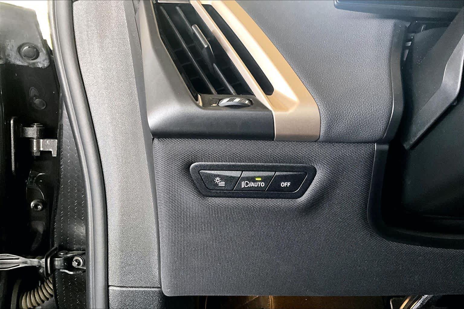 Used 2024 BMW iX xDrive50 w/ Premium Package AWD/4WD image 31