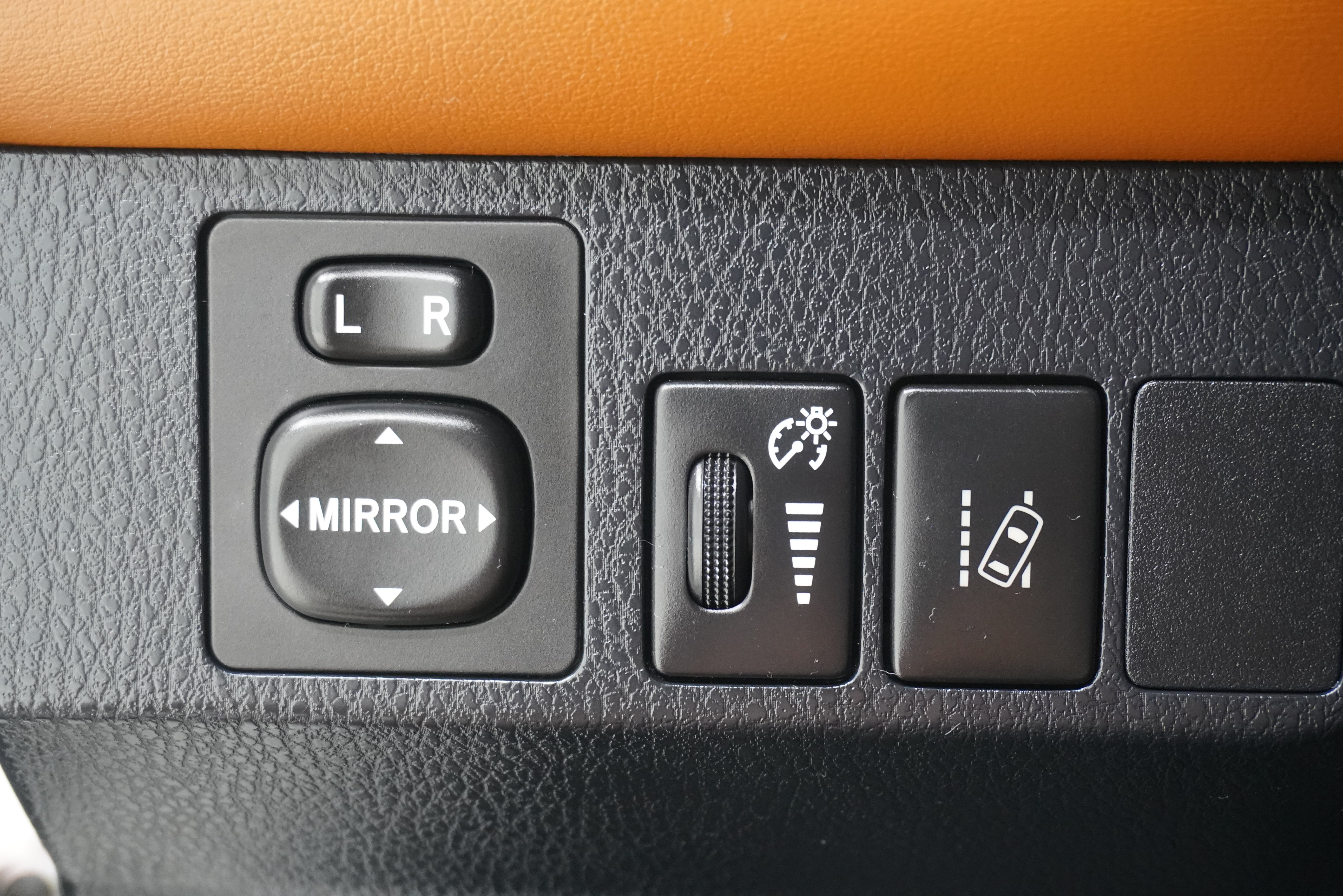 Used 2018 Toyota RAV4 Limited FWD image 26