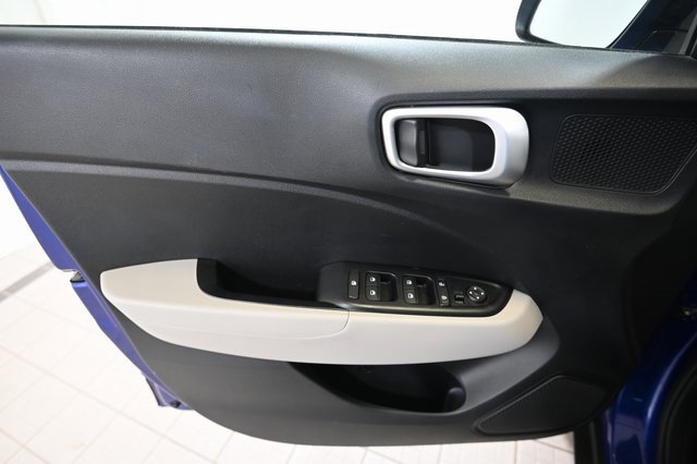 Used 2022 Hyundai Venue SEL image 19