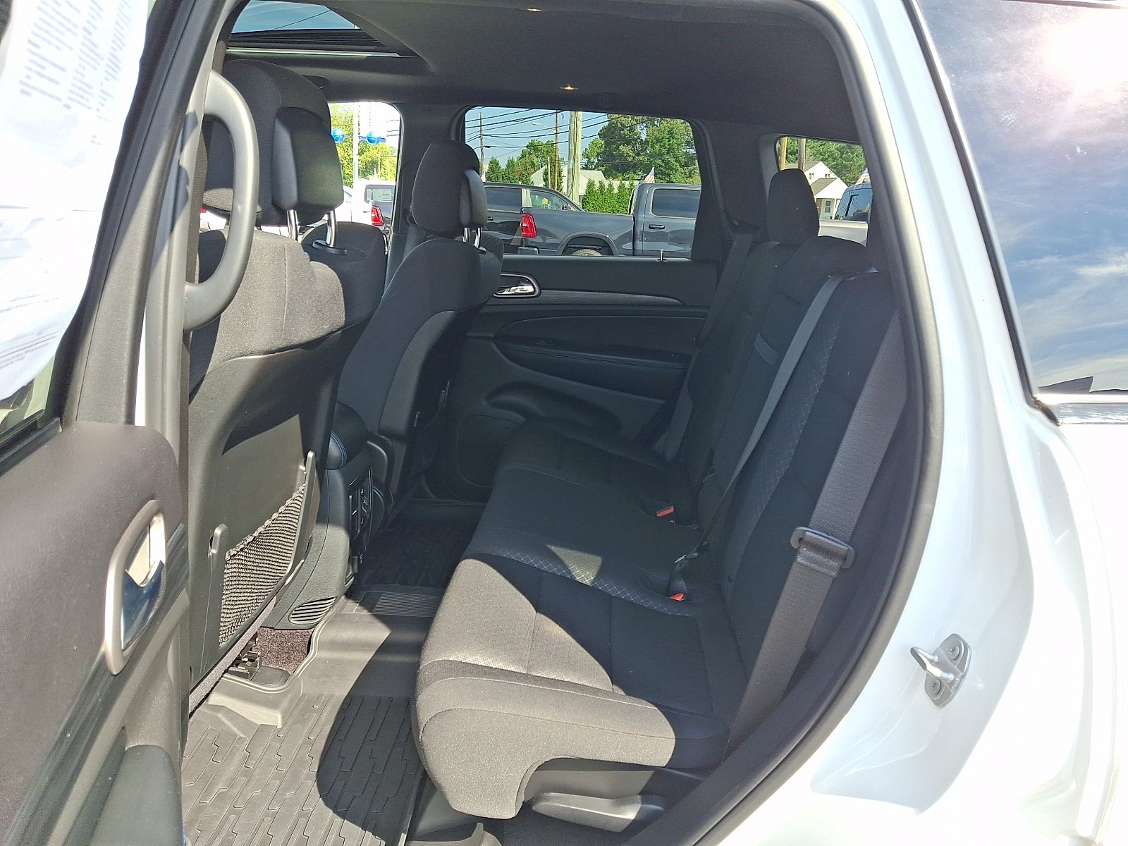 Used 2019 Jeep Grand Cherokee Laredo AWD/4WD image 10