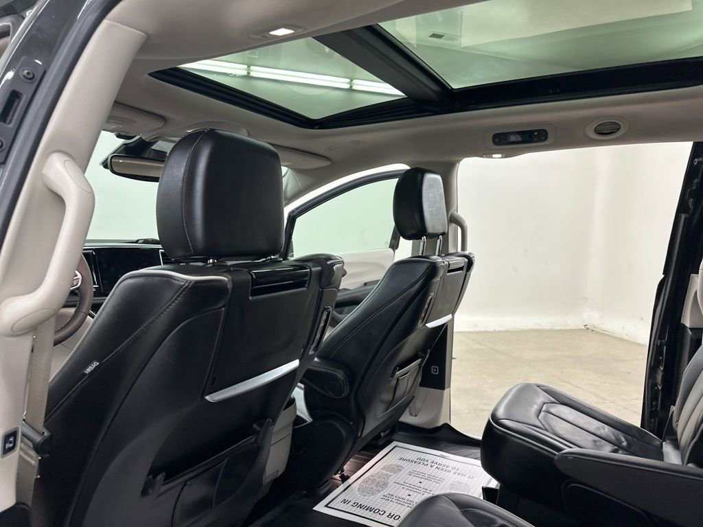 Used 2022 Chrysler Pacifica Limited w/ Uconnect Theater Family Group image 28
