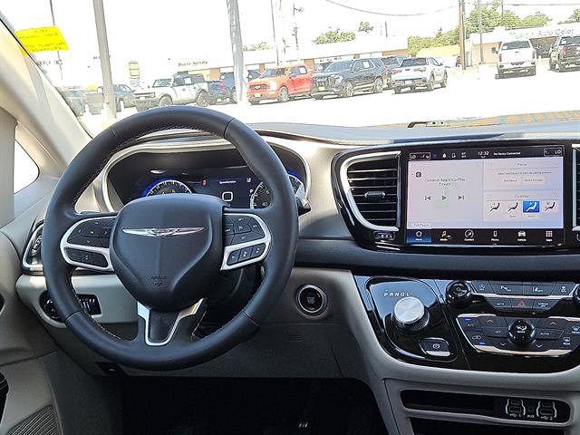 Used 2024 Chrysler Pacifica Touring-L FWD image 11